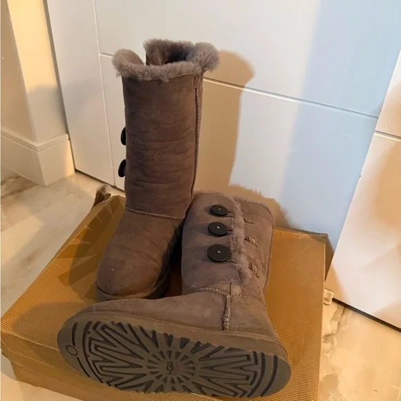 UGG boots - Picture 3 of 3